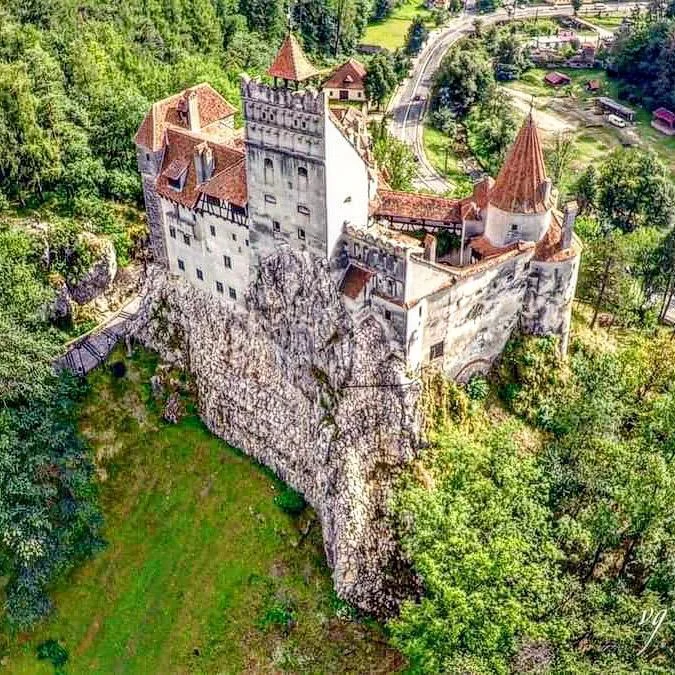 Castelul Bran, printre copaci
