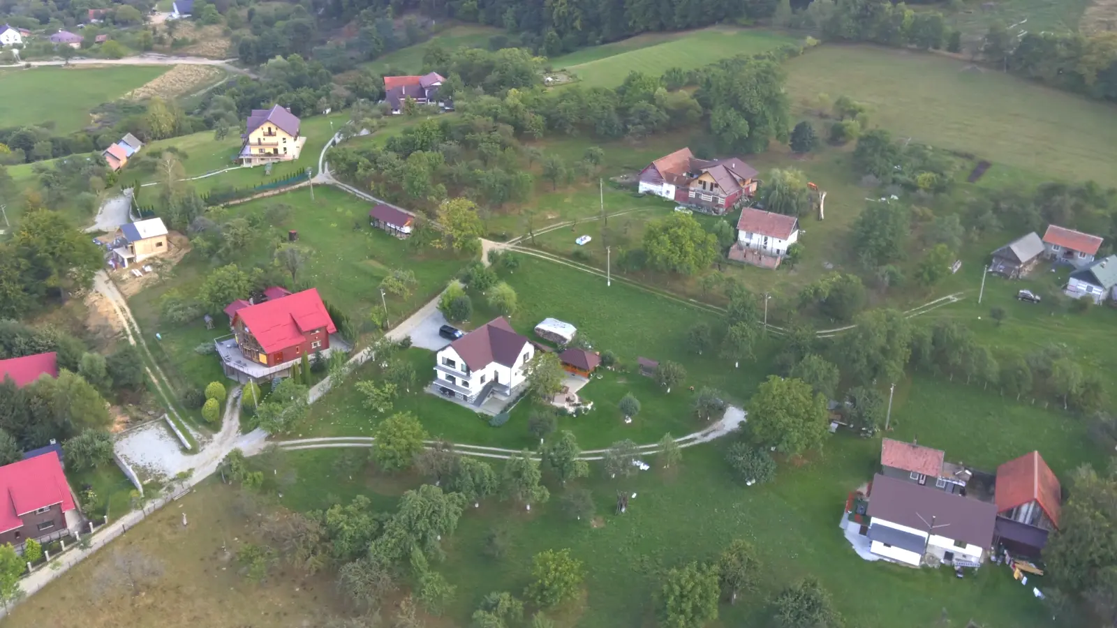 Casa și livezile din împrejurimi văzute de sus