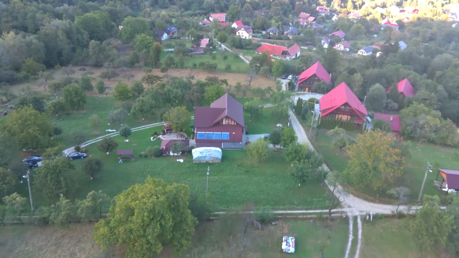 Vedere spre spatele casei din dronă